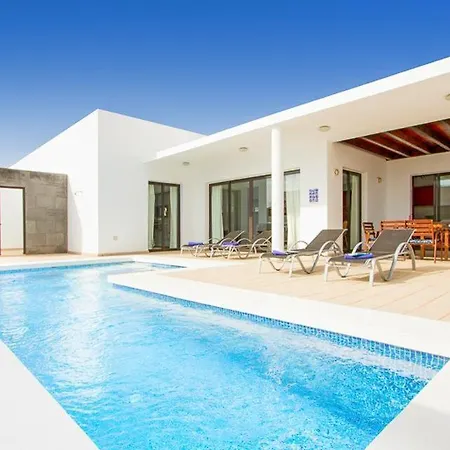 Playa Blanca Sleeps 6 Pool Air Con Wifi Villa Playa Blanca (Lanzarote)