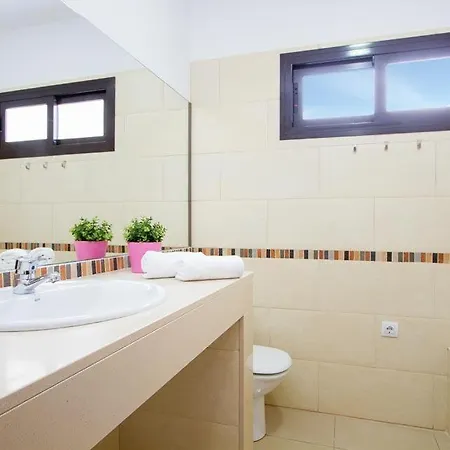 Playa Blanca Sleeps 6 Pool Air Con Wifi Villa Playa Blanca (Lanzarote)